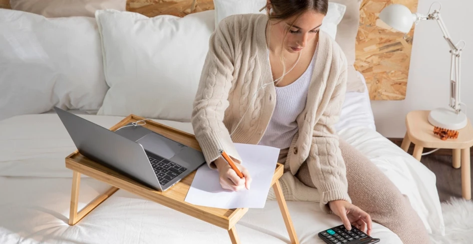 Illustration showing the conversion of weekly paycheck to monthly income