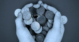 Infographic comparing salary and hourly pay stubs with key payroll differences