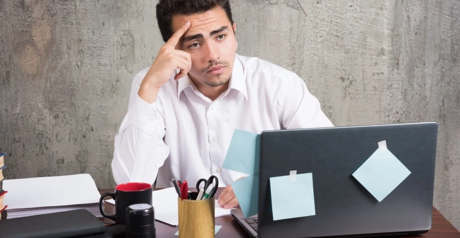 What happens when an employee does not receive a pay stub